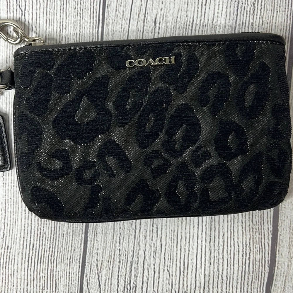 🔹 Coach Sparkly Cheetah Wristlet